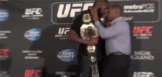 [UFC182] 존존스, 코미어에게 만장일치 판정승…8차 방어 성공