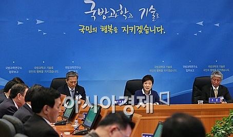 박근혜 대통령이 지난해 5월 대전 유성구 국방과학연구소(ADD)를 방문해 업무보고를 받고 있다.
