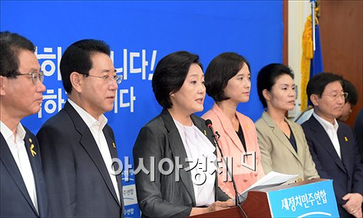 [포토]기자회견 갖는 박영선 비대위원장