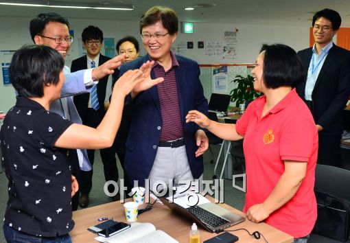 [포토]예비 창업자들과 화이팅 외치는 최양희 장관