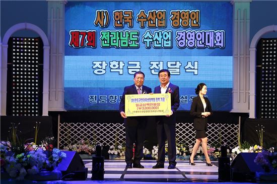 5일 (사)한국수산업경영인 전라남도연합회(회장 박병찬)가 회원들과 뜻을 모아 지역 학생들을 위한 장학금 300만원을 이동진 군수에게 전달하고 있다. 
