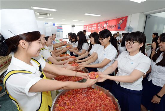 부산은행 "수험생들! ‘수(능대)박 화채’ 먹고 힘내세요"