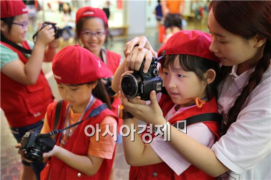 인천 서구 지역아동센터 어린이들이 포스코에너지 대학생봉사단과 함께 직업찾기 체험 활동에 참여하고 있다. 포스코에너지 제공.