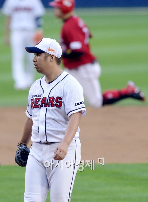 [포토]유희관,'홈런을 허용하다니..'