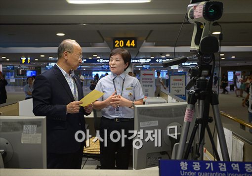 [포토]인천공항서 에볼라 검역 점검하는 문형표 장관