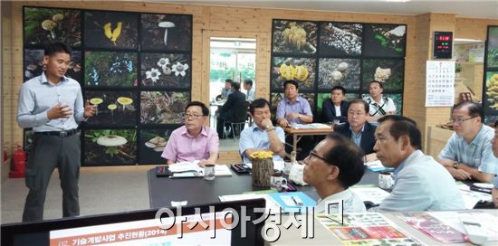 전남 장흥군 장흥읍 향양리에서 문상영(45)버섯 농장을 운영하고 있는 문상영 대표가 버서ㅅ에 대해 설명을 하고있다.