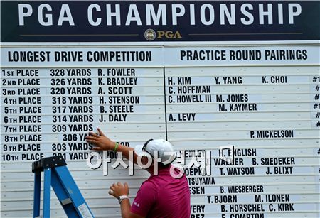 한 진행요원이 PGA챔피언십에 앞서 열린 장타대회의 기록을 붙이고 있다. 루이스빌(켄터키주)=Getty images/멀티비츠 