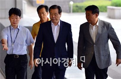 ▲ 조현룡 새누리당 의원이 6일 오전 피의자 신분으로 검찰에 출석하고 있다. 
