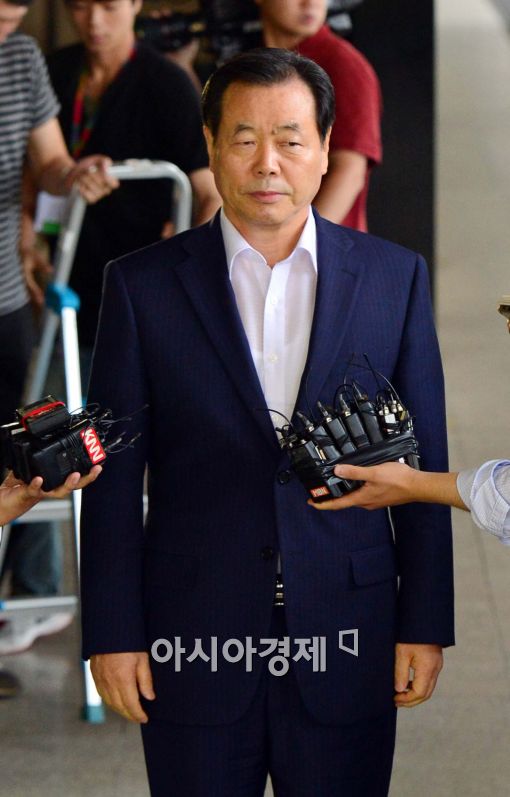 [포토]취재진의 질의에 묵묵부답하는 조현룡 의원