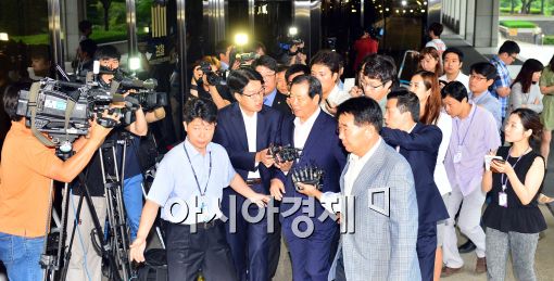 [포토]취재진에 둘러싸인 조현룡 의원