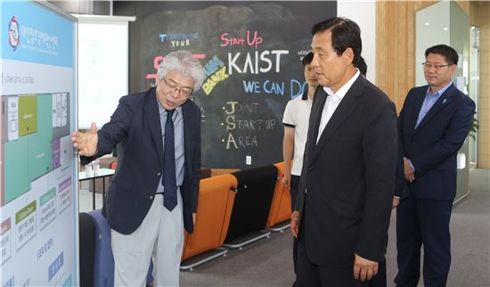 김정태 하나금융그룹 회장(사진 오른쪽)이 송락경 대전창조경제혁신센터장(사진 왼쪽)으로부터 '대전창조경제혁신센터'에 대한 설명을 듣고 있다