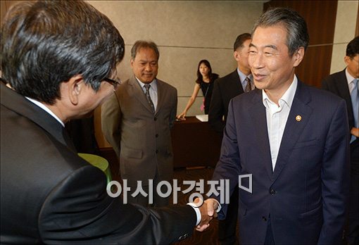 [포토]아세안국가 대사 만나는 정종섭 장관