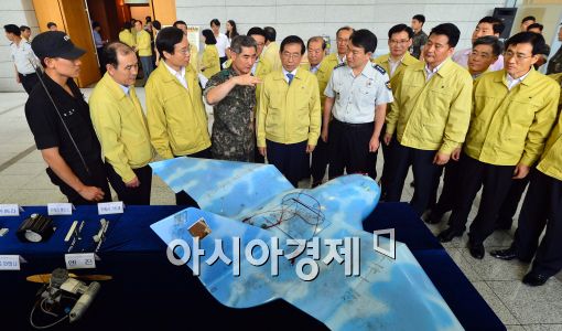 [포토]북한 무인기 설명 듣는 박원순 시장