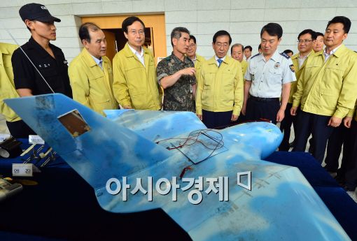 [포토]북한 무인기 살펴보는 박원순 시장