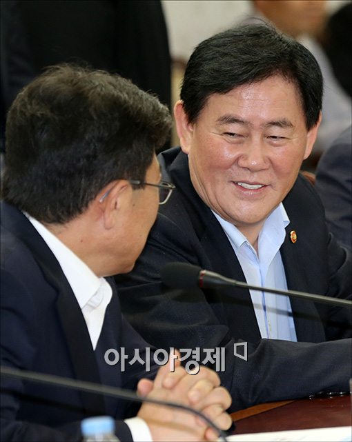 [포토]이야기하는 최경환·윤상직