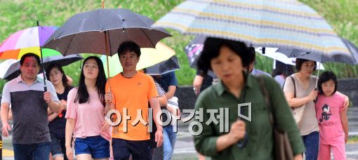 [포토]비 내리는 서울 도심, 우산 쓴 시민들