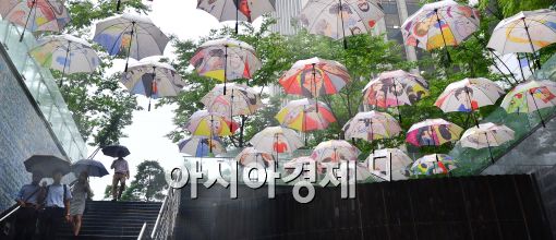 [포토]비 내리는 서울 도심