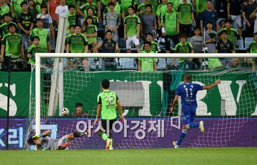 [포토]골문 구석에 정확히 꽂히는 염기훈의 프리킥 골