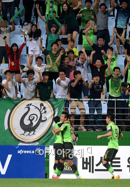 [포토]이동국의 재역전 통산 163호 골에 열광하는 전북 팬들