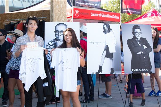 지난해 'KCON 2013'에 참여한 LA 현지 고객들이 CJ오쇼핑이 후원한 디자이너들의 사인 티셔츠를 들고 포즈를 취하고 있다.