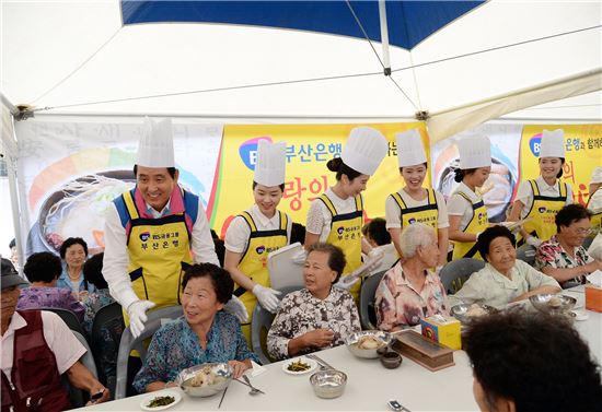 부산은행, 지역노인과 ‘사랑의 삼계탕’ 나눠