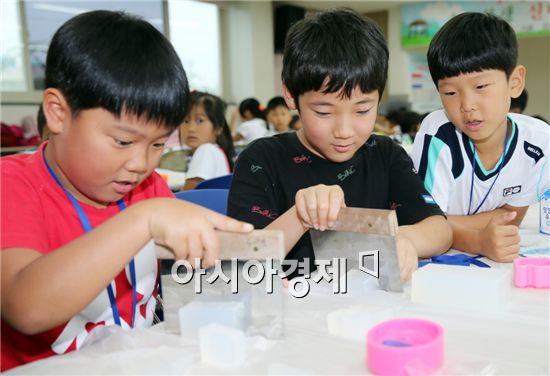 7일 함평군 보건소에서 열린 여름 건강교실에서 아이들이 천연비누를 만들며 손씻기의 중요성을 배우고 있다.
