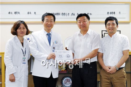 김동중(오른쪽 두 번째) 팀장 등 전남대학교 보건진료소 관계자들이 화순전남대학교병원 원장실에서 조용범 원장(왼쪽 두 번째)에게 헌혈증서를 전달한 뒤 증서를 들어보이고 있다. 
