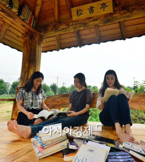 [포토]원두막에서 책 읽는 시민들
