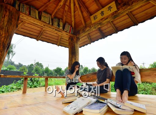 [포토]원두막에서 독서 삼매경