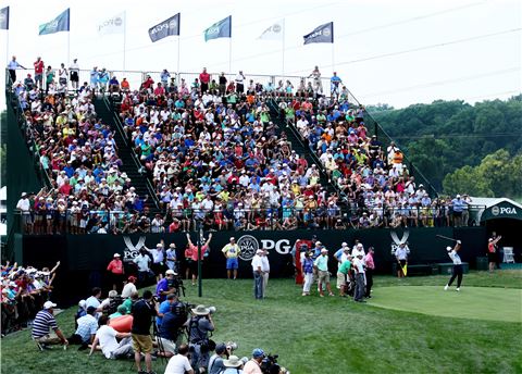 타이거 우즈가 PGA챔피언십을 앞두고 연습라운드 도중 1번홀에서 티 샷을 하고 있다. 루이스빌(美 켄터키주)=Getty images/멀티비츠
