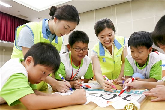'하나키즈오브아시아 캠프'에 참석한 다문화가정 자녀들이 베트남 과 한국의 문화 비교 체험 활동과 베트남 언어를 배우고 있다.