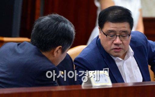 [포토]굳은 표정으로 대화 나누는 안종범 경제수석