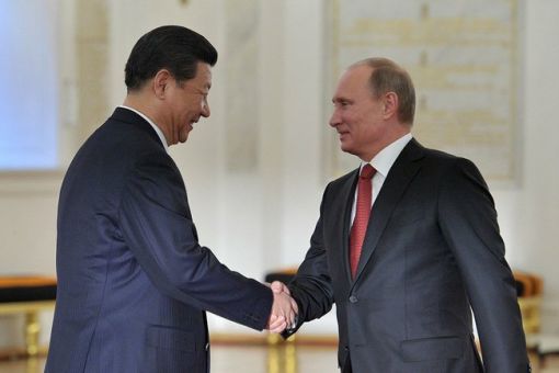 러시아를 국빈방문해 블라디미르 푸틴 러시아 대통령과 악수하는 시진핑 중국 국가주석