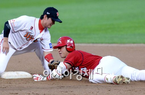 [포토]김성현,'2루타는 어림없지~'