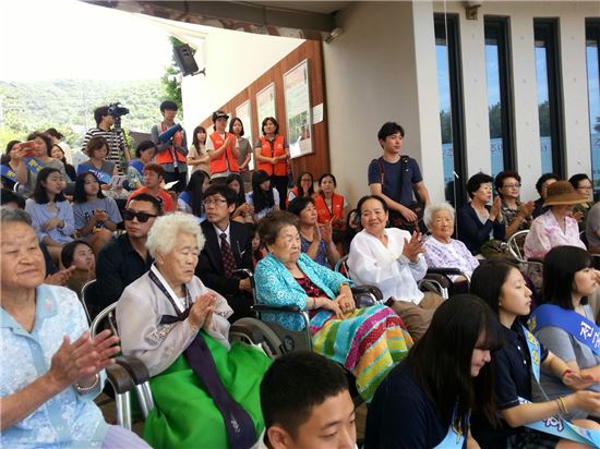 9일 경기도 광주 '나눔의 집'에서 열린 '광복 69주년 및 일본군 위안부 역사관 개관 16주년 기념행사'에서 위안부 피해자 할머니들이 행사를 관람하고 있다. 