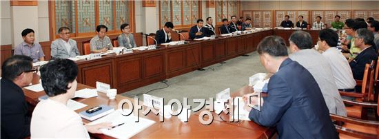 신정훈 국회의원, 강인규 나주시장과 홍철식 시의회의장, 나주시청 주요 간부들이 참석한 가운데 8일 시청 이화실에서정책간담회를 갖고 주요 현안에 대한 의견을 나눴다.