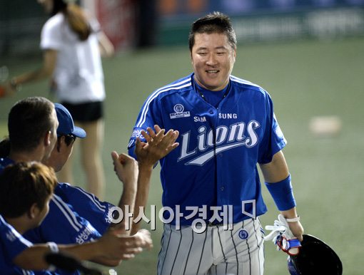 [포토]최형우,'득점 후엔 미소 가득~'