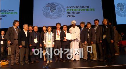 서울시는 8월4일부터 10일까지 남아프리카공화국 더반에서 열린 ‘2014 더반 세계건축대회’에 진희선 주택정책실장을 필두로 한 시 대표단이 참석해 6일(현지시간) 로버트 매튜 상을 수상했다고 밝혔다.
