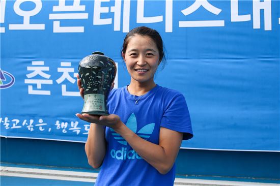 테니스 김지선, 춘천오픈 입맞춤…데뷔 후 첫 우승