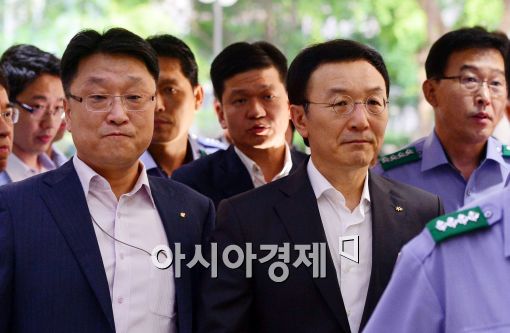 [포토]출근하는 이건호 은행장