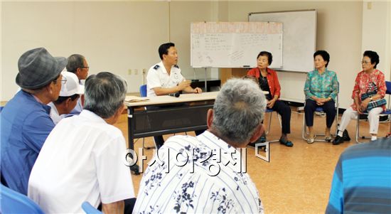 류운기 함평경찰서 교통관리계장이 어르신들을 상대로 교통안전교육을 하고있다.