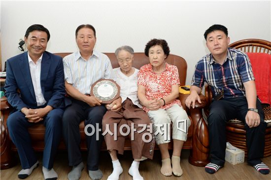 [포토]최영호 남구청장,100세이상 장수어르신 장수축하 방문