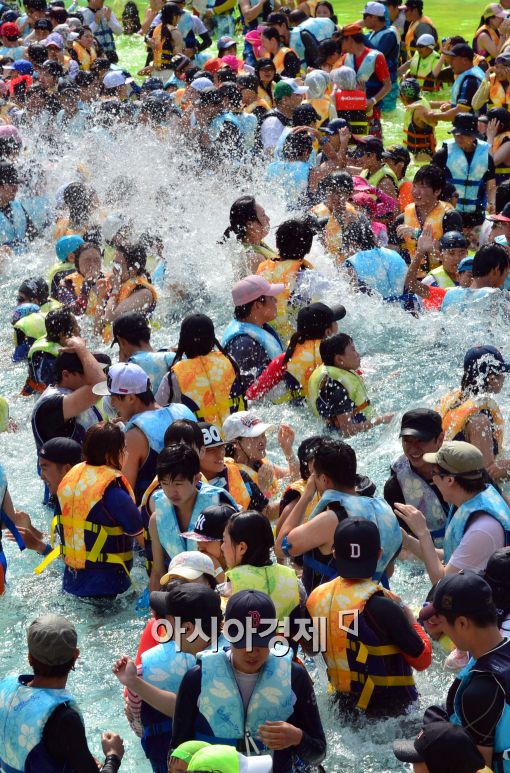 [포토]'막바지 더위', 인공 파도에 몸 맞기는 시민들