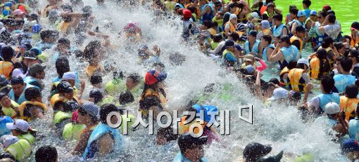 [포토]막바지 더위, 물놀이 즐기는 시민들