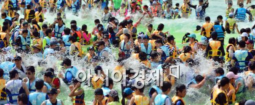 [포토]막바지 더위 속 물놀이 즐기는 시민들