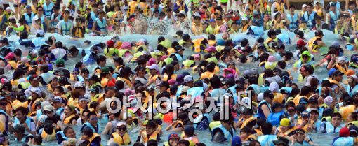 [포토]한 풀 꺾인 더위, 물놀이 즐기는 시민들
