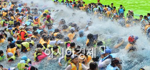 [포토]막바지 더위, '시원한 파도와 함께~'