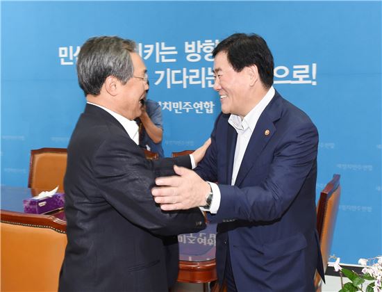 경제활성화 총동원령…최경환경제팀 '국회 돌격대' 변신(종합)