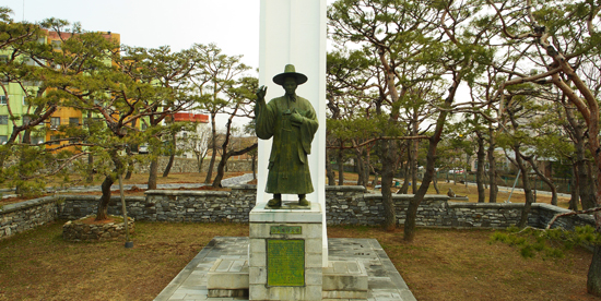 솔뫼성지에 서 있는 김대건 신부 동상