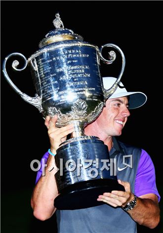 로리 매킬로이가 PGA챔피언십 우승 직후 워너메이커 트로피를 들고 환호하고 있다. 루이스빌(美 켄터키주)=사진=Getty images/멀티비츠 